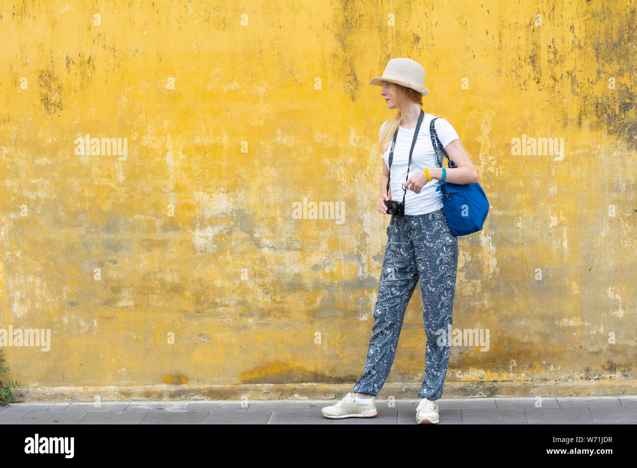 Junge Frau Touristen mit Kamera auf der Straße Stockfoto