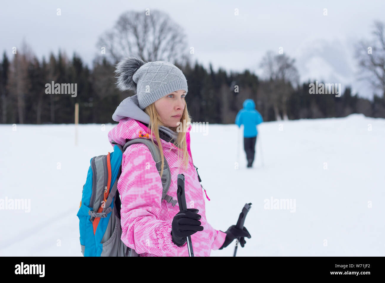 Frau Tourist in verschneite Landschaft Stockfoto
