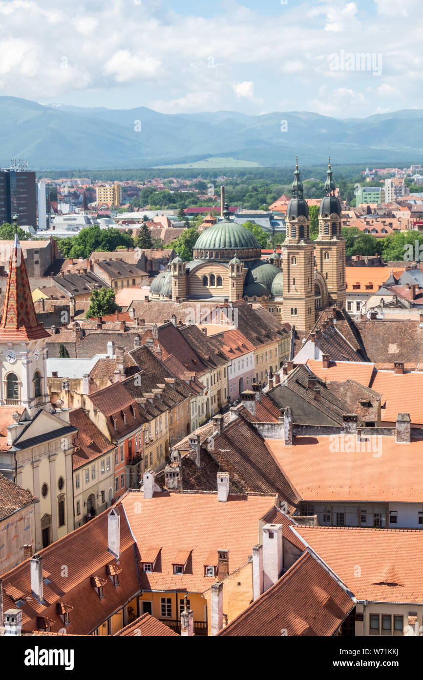 Sibiu Panorama, zentriert auf die Strada Mitropoliei. Die Orthodoxe Kathedrale, Casa Altemberger, Reformierte Kirche, Karpaten. Sibiu, Siebenbürgen, Rumänien Stockfoto