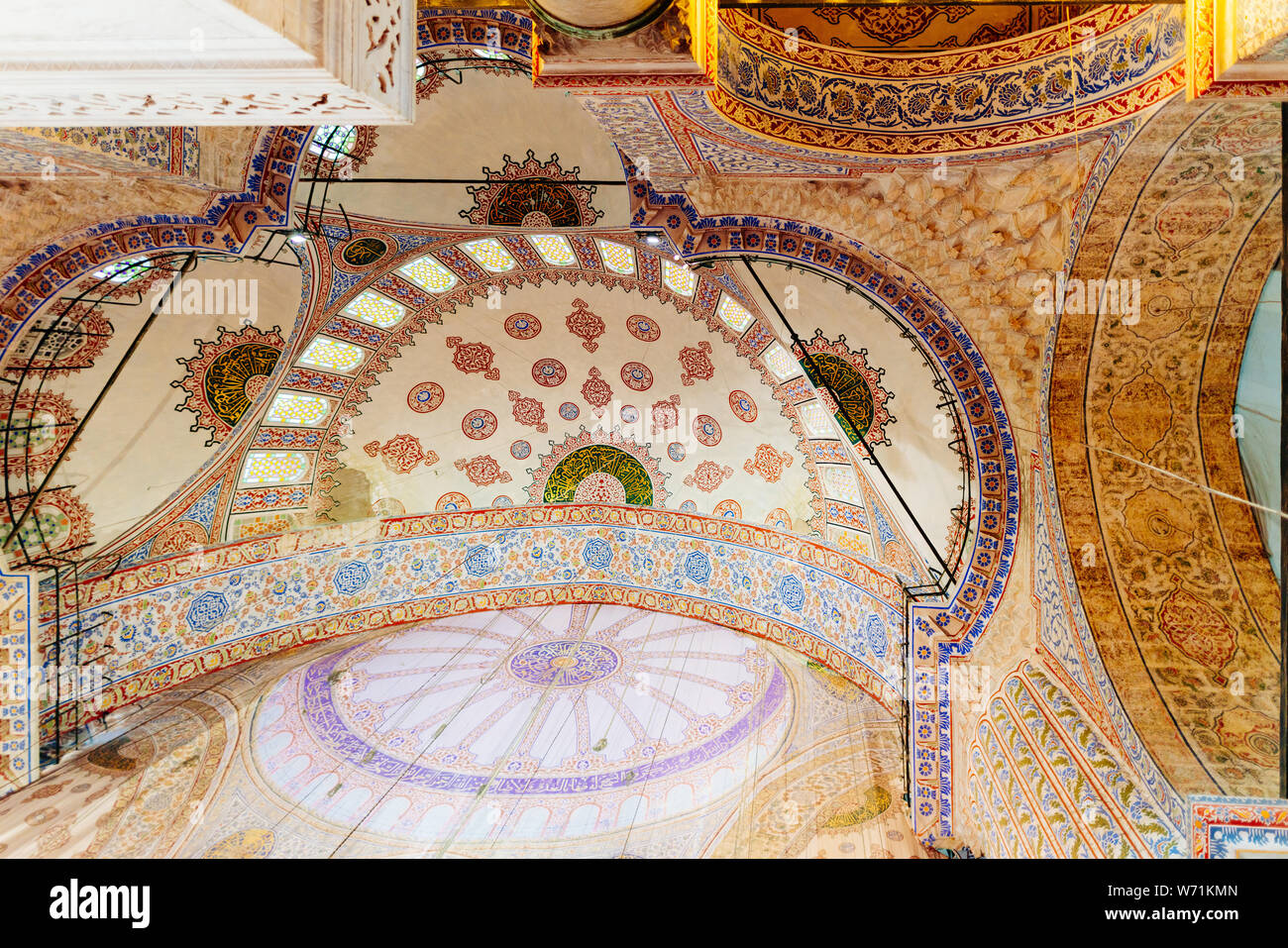 Blaue Moschee Innenraum Kuppeln und Dekorationen, Istanbul, Türkei Stockfoto