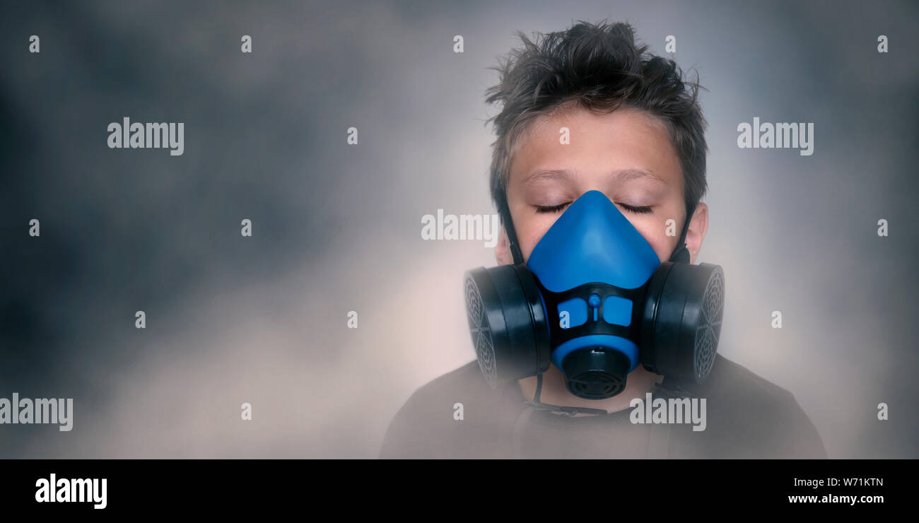Junge tragen Atemschutz Gasmaske, Portrait. Auswirkungen der  Luftverschmutzung, Industrie weltweit Einfluss auf die Umwelt. Schutz vor  gefährlichen Partikel-, Gas-, Smog, übertragene Krankheiten Stockfotografie  - Alamy