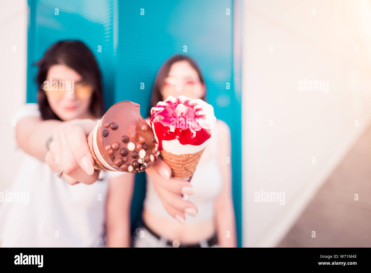 Zwei junge Frauen, die Eistüten Stockfoto