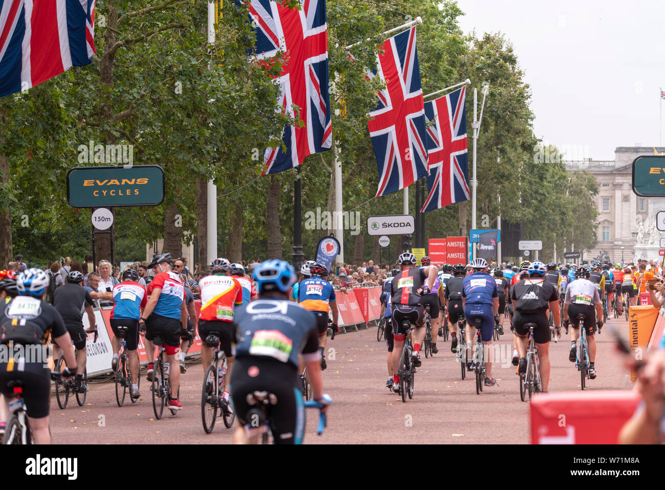 Prudential RideLondon London Surrey 100. Rund 25.000 Reiter vom Queen Elizabeth Olympic Park, bevor Sie durch London in Surrey und der Rückkehr in die Mall in London, nach 100 Meilen gesetzt.. Top Club Reiter sind Finishing, sondern Reiter wird weiterhin den ganzen Tag zu beenden Stockfoto