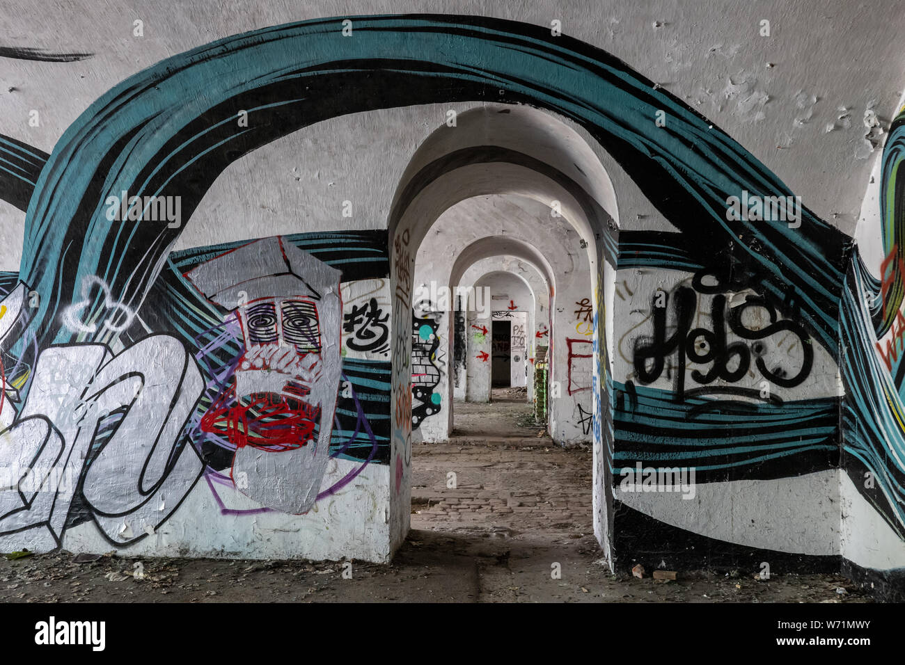 Innenraum mit gewölbter Durchgang aufgegeben 19. Jahrhundert Fort Bema in Warschau, Polen, urban Exploration, Wände bedeckt mit Graffitis und Wandmalerei Stockfoto