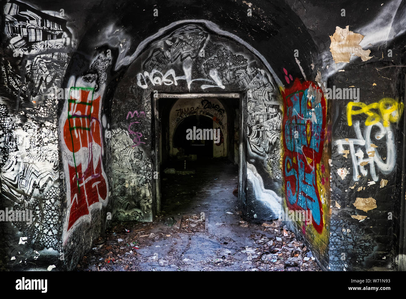 Innenraum eines verlassenen 19. Jahrhundert Fort Bema Gebäude in Warschau, Polen, urban Exploration, Spooky, teilweise gebrannte Wände bedeckt mit Graff Stockfoto