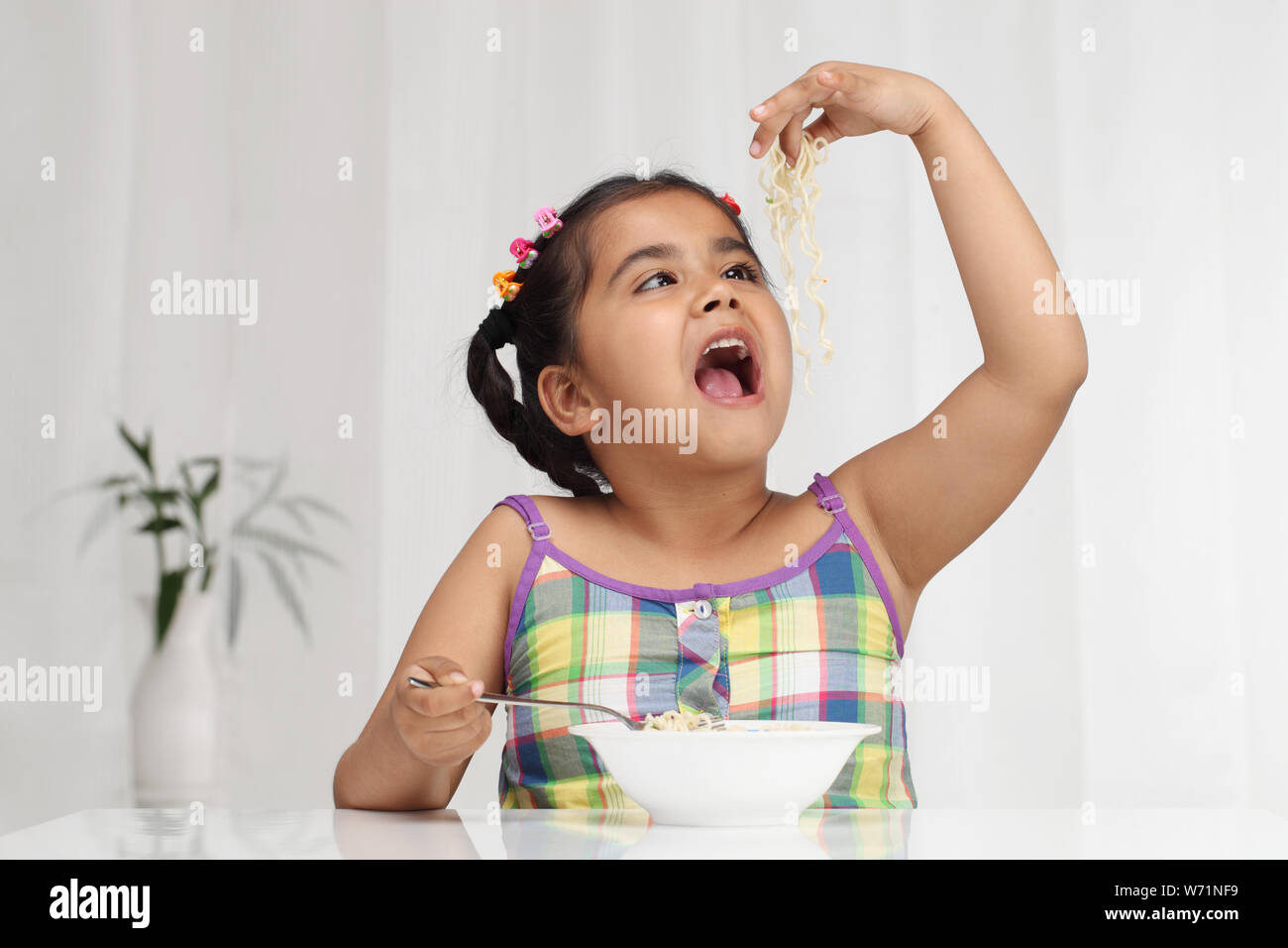 Mädchen essen Nudeln Stockfoto