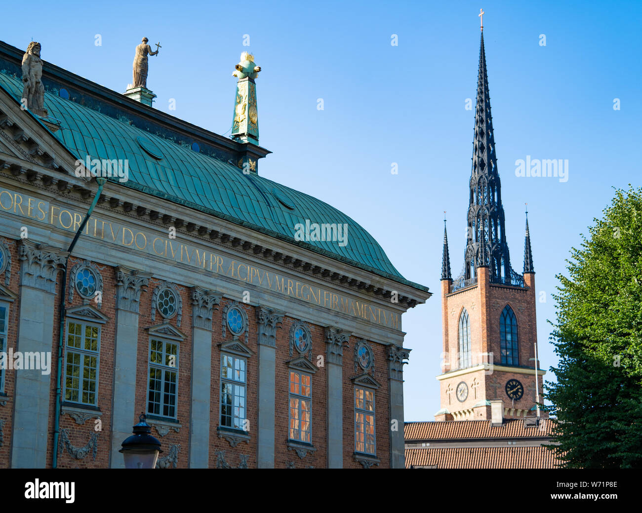 Riddarholm Kirche, der einzigen noch verbliebenen mittelalterlichen Klosterkirche in Stockholm. Franziskaner Backsteinbau und der Riddarhus Halle. Stockfoto