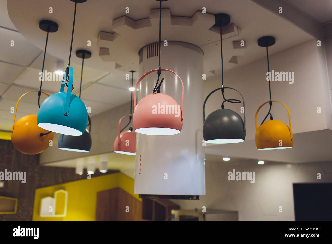 Moderne Kronleuchter mit LED-Lampen hängen an der Decke in das Interieur  der Zimmer im Haus, Design von zu Hause, warmes Licht aus den Farben  Stockfotografie - Alamy