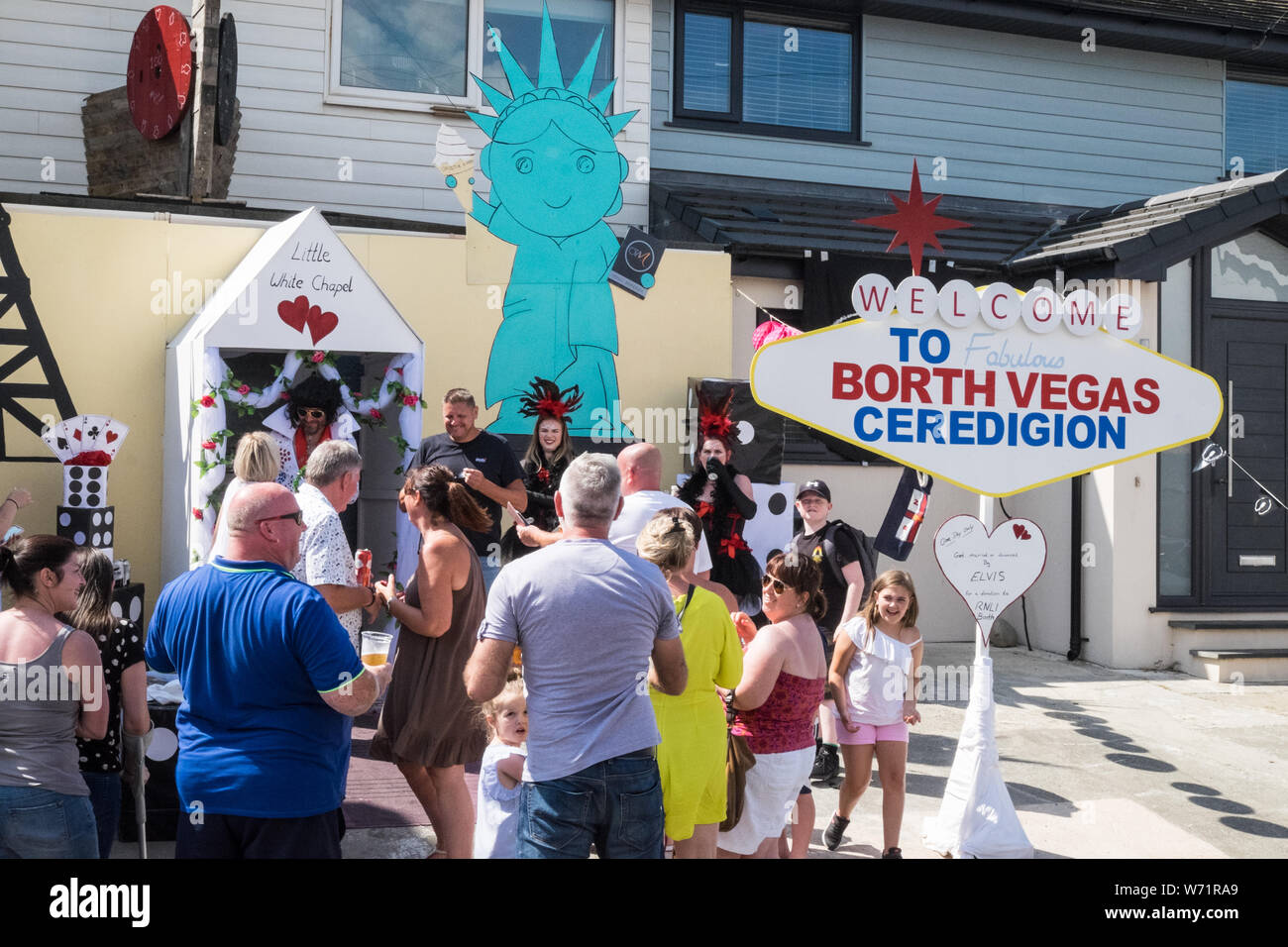 An, berühmt, am Meer, am Strand, Dorf, Stadt, Karneval, Parade, at, Borth Karneval, gehalten, jährlich, jährliche, Event, in, August, jeden, Sommer, in der Nähe von, Aberystwyth, Ceredigion, Stockfoto An, berühmt, am Meer, am Strand, Dorf, Stadt, Karneval, Parade, at, Borth Karneval, gehalten, jährlich, jährliche, Event, in, August, jeden, Sommer, in der Nähe von, Aberystwyth, Ceredigion, Stockfoto