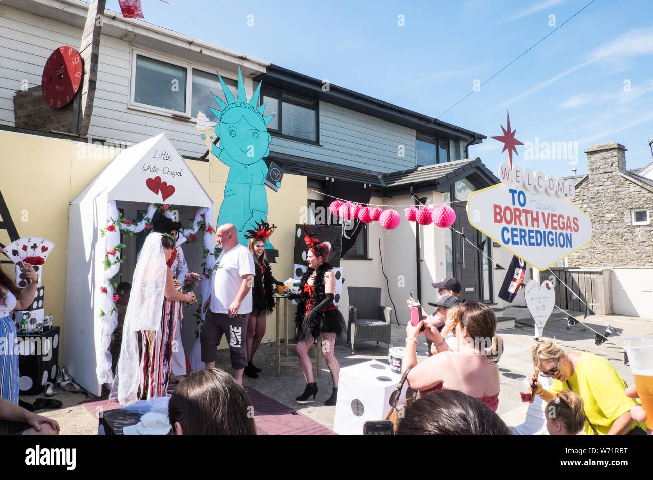 An, berühmt, am Meer, am Strand, Dorf, Stadt, Karneval, Parade, at, Borth Karneval, gehalten, jährlich, jährliche, Event, in, August, jeden, Sommer, in der Nähe von, Aberystwyth, Ceredigion, Stockfoto An, berühmt, am Meer, am Strand, Dorf, Stadt, Karneval, Parade, at, Borth Karneval, gehalten, jährlich, jährliche, Event, in, August, jeden, Sommer, in der Nähe von, Aberystwyth, Ceredigion, Stockfoto