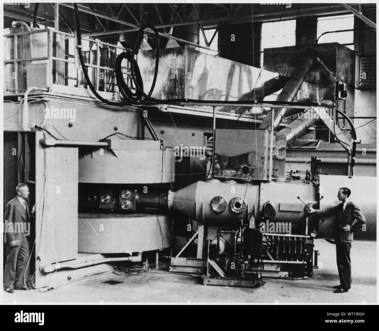 60-Zoll zyklotrons an der Universität von Kalifornien Lawrence Radiation Laboratory, Berkeley; Umfang und Inhalt: ' Foto zeigt den 60-Zoll zyklotrons an der Universität von Kalifornien Lawrence Radiation Laboratory, Berkeley, im August 1939. Die Maschine war die leistungsstärkste atom smasher in der Welt zu der Zeit. Es hatte begonnen, die früh im Jahr. Während der Zeit der Fotografie Dr. Edwin M. McMillan war dabei die Arbeit, die ein Jahr später führte zu der Entdeckung von neptunium (Element 93). Das Instrument wurde später von Dr. Glenn T. Seaborg und seine Kollegen für die Entdeckung von Elem verwendet Stockfoto