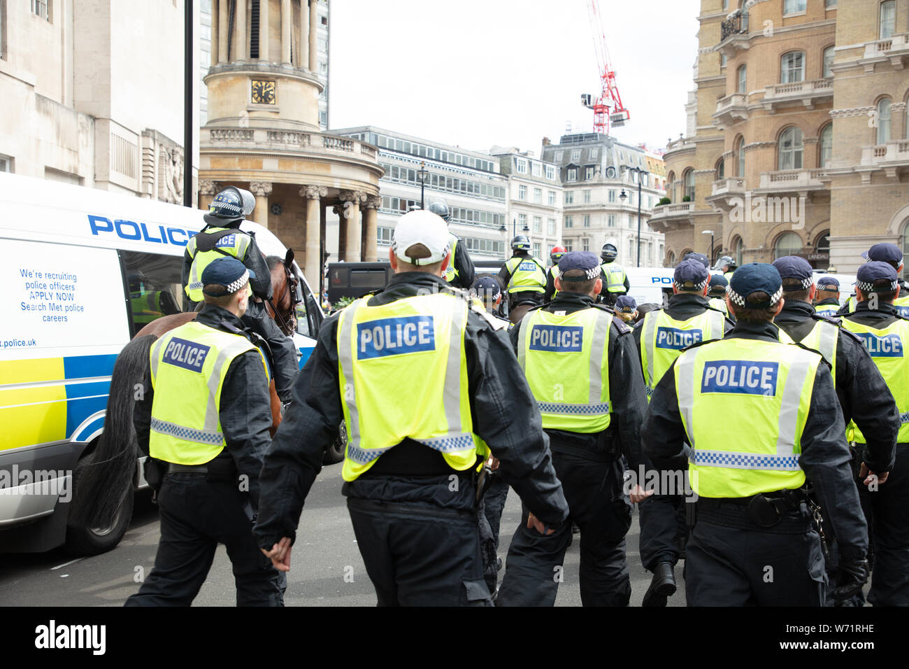 London, Großbritannien. 3. August 2019. Polizisten ständig bewegten der Freien Tommy Robinson Rallye und die Protestaktion von der militanten Linken von Antifa in der Steuerung zu halten. Credit: Joe Kuis/Alamy Nachrichten Stockfoto