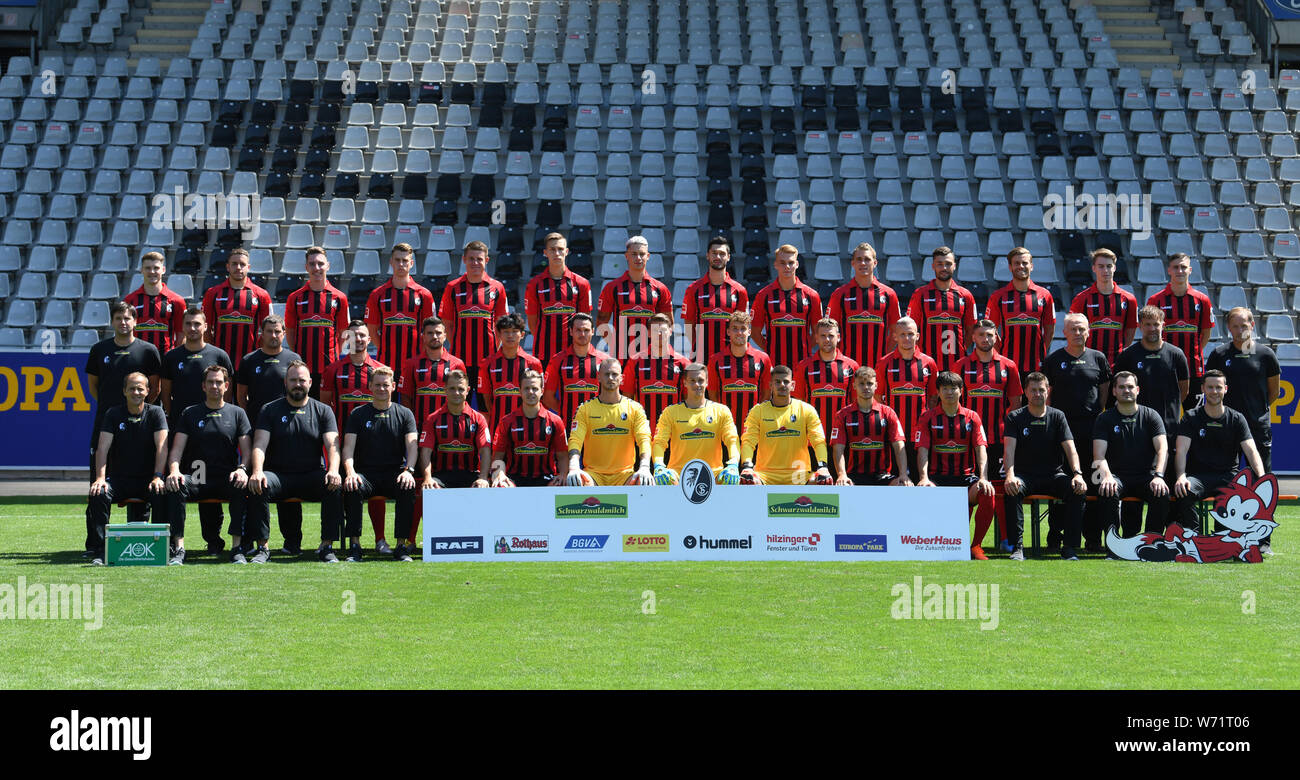 04. August 2019, Baden-Württemberg, Freiburg: Fußball-Bundesliga: SC Freiburg Fotos für die Saison 2019/20 in der Schwarzwaldstadion. Team Foto, hintere Reihe von links nach rechts: Lukas Kübler, Christian Günter, Florian Kath, Janik Haberer, Dominique Heintz, Nico Schlotterbeck, Robin Koch, Tim Kleindienst, Philipp Lienhart, Nils Petersen, Manuel Gulde, Lucas Höler, Luca Itter, Roland Sallai Mittlere Reihe von links nach rechts: Florian Bruns (co-Trainer), Daniel Wolf (athletiktrainer), Andreas Kronenberg (torwarttrainer), Jerome Gondorf, Marco Terrazzino, Wooyeong Jeong, Nicolas Höfler, Mike Fran Stockfoto