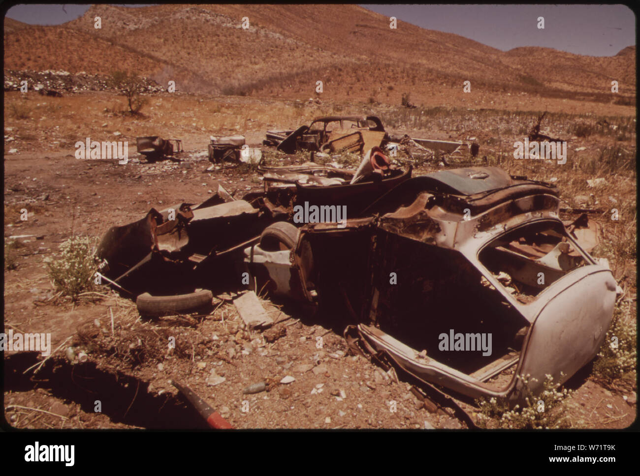 Verlassene AUTOS IN OFFENEN DUMP. (Aus dem DOCUMERICA-1-Ausstellung. Für die anderen Bilder in dieser Zuordnung siehe Datenblatt Nummern 26, 27). Stockfoto