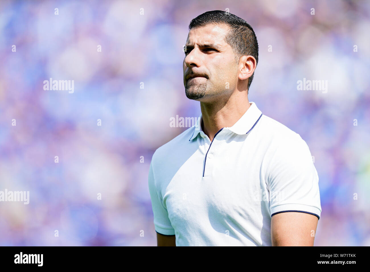 Darmstadt, Deutschland. 04 Aug, 2019. 2. Fussball Bundesliga, SV Darmstadt 98 - Holstein Kiel, 2. Spieltag, in der Merck Stadion am Böllenfalltor. Darmstadts Trainer Dimitrios GRAMMOZIS das Feld verlässt, bevor das Spiel beginnt. Foto: Uwe Anspach/dpa - WICHTIGER HINWEIS: In Übereinstimmung mit den Anforderungen der DFL Deutsche Fußball Liga oder der DFB Deutscher Fußball-Bund ist es untersagt, zu verwenden oder verwendet Fotos im Stadion und/oder das Spiel in Form von Bildern und/oder Videos - wie Foto Sequenzen getroffen haben./dpa/Alamy leben Nachrichten Stockfoto