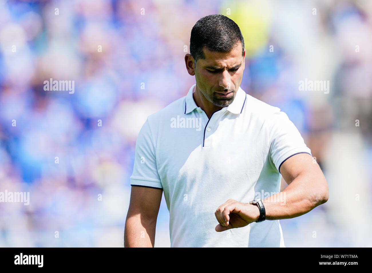 Darmstadt, Deutschland. 04 Aug, 2019. 2. Fussball Bundesliga, SV Darmstadt 98 - Holstein Kiel, 2. Spieltag, in der Merck Stadion am Böllenfalltor. Darmstadts Trainer Dimitrios GRAMMOZIS auf seine Uhr schaut. Foto: Uwe Anspach/dpa - WICHTIGER HINWEIS: In Übereinstimmung mit den Anforderungen der DFL Deutsche Fußball Liga oder der DFB Deutscher Fußball-Bund ist es untersagt, zu verwenden oder verwendet Fotos im Stadion und/oder das Spiel in Form von Bildern und/oder Videos - wie Foto Sequenzen getroffen haben./dpa/Alamy leben Nachrichten Stockfoto