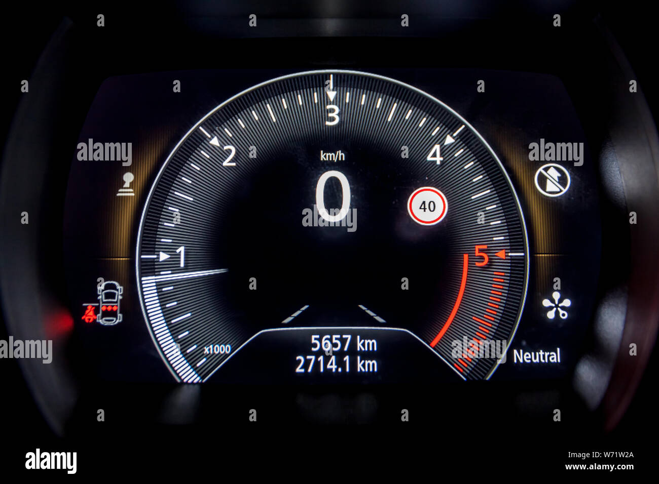 Ein Tacho aus einem Auto in der Nacht Stockfoto