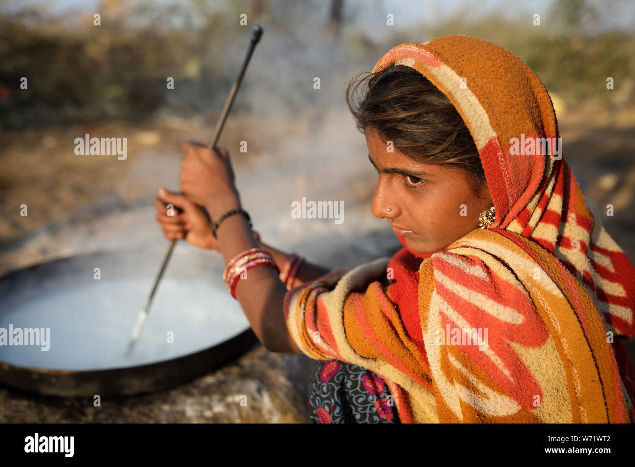 Rabari Frau in einem ländlichen Dorf im Bezirk von Kutch, Gujarat. Die Region Kutch ist bekannt für seine Stammesleben und traditionelle Kultur bekannt. Stockfoto