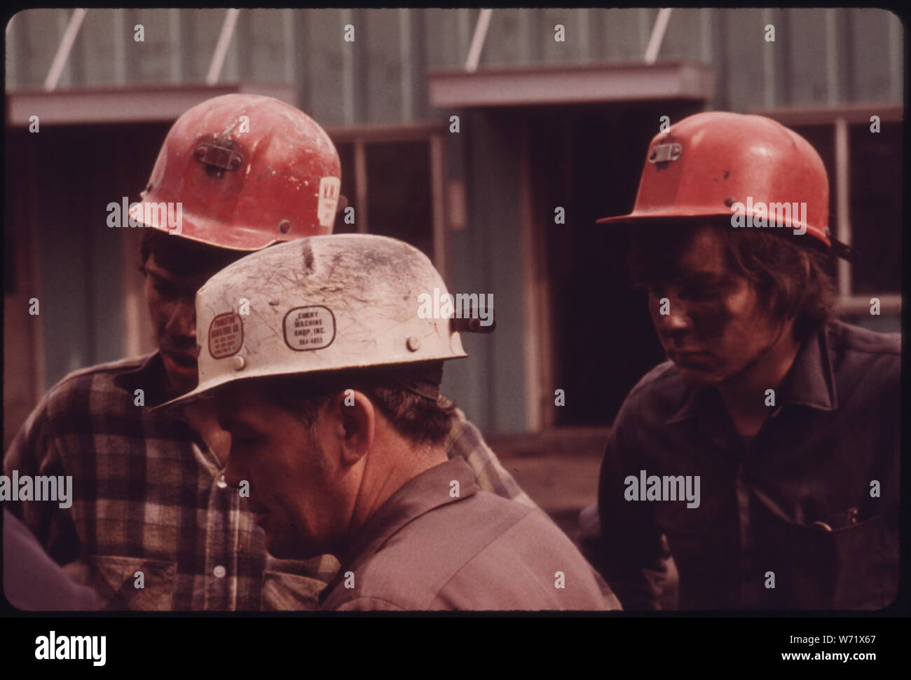 ARNOLD RASNICK, Virginia - POCAHONTAS COAL COMPANY Betriebsleiter der Grube Nr. 4 (WHITE HAT), SPRICHT MIT ZWEI JUNGE Bergleute ihre roten Hüte sind, BEDEUTET DAS, DASS SIE IN DEN MINEN VON WENIGER ALS EINEM MONAT. Die Diskussion um den Erhalt BENZIN FÜR IHRE WAGEN, DIE SIE VERWENDEN, um zur Arbeit zu pendeln. Bergleute NICHT MEHR VERSAMMELN SICH IN UNTERNEHMEN, Städte, WIE SIE EINMAL, UND EINIGE VON IHNEN PENDELN so viel wie 25 Meilen ONE-WAY. In der Nähe von RICHLANDS, Virginia Stockfoto