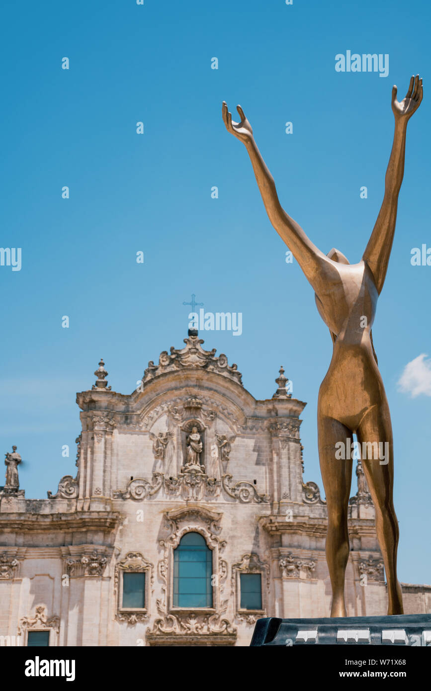 Matera, der Europäischen Kulturhauptstadt 2019, Basilicata, Italien. Dalì Skulptur vor einer Kirche Stockfoto