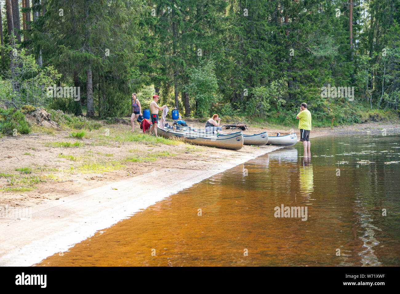 Kanus am Strand / an einem Lager. Black River (svartälven) in der Wüste, Schweden Stockfoto