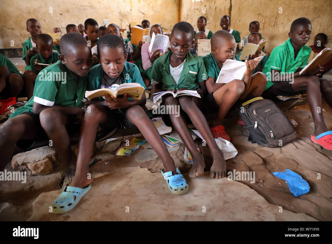 Studenten in einem Klassenzimmer der Grundschule in Nkhotakota. Malawi ist eines der ärmsten Länder der Welt. Stockfoto