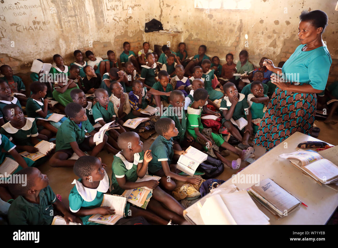 Studenten in einem Klassenzimmer der Grundschule in Nkhotakota. Malawi ist eines der ärmsten Länder der Welt. Stockfoto