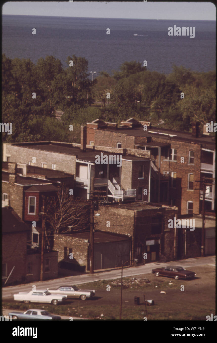 Schwarz Eigenheime in GROVELAND PARK AUF CHICAGO'S SOUTH SIDE. Die MEISTEN VON IHNEN WURDEN renoviert, AUF DER INNENSEITE DER OBEREN EINKOMMEN. Sie sind auf COTTEGE GROVE AVENUE. Schwarz WOHNEIGENTUM IN DER STADT stieg von 13.000 Einheiten im Jahr 1950 auf 90.000 im Jahr 1973 MIT DER LIBERALISIERUNG DES FHA KREDIT. Aber die schwarze Arbeitslosenquote ist doppelt so hoch wie die von weissen IM LAND UND ES BEHINDERT DAS SCHWARZE FAMILIEN, DIE ARBEITSPLÄTZE UND DAS LEBEN ALS Bürger der Mittelklasse Stockfoto