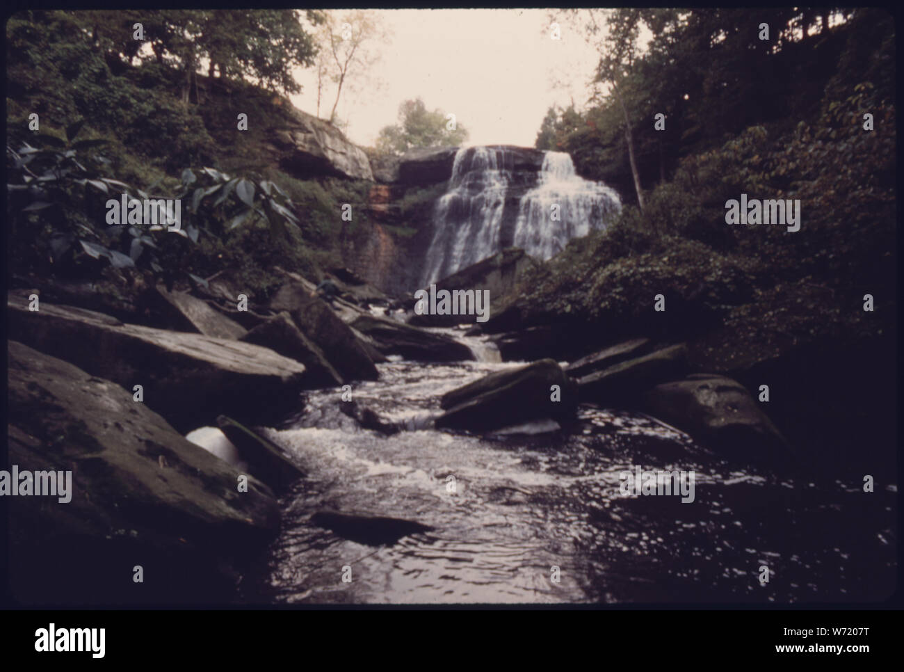 BRANDYWINE FALLS UND Creek in der Nähe von Boston Heights, Ohio und Cleveland. Dieser malerischen Wasserfall ist rund 65 Meter in der Höhe. Es BEFINDET SICH AUF DAS, WAS BEHAUPTET WIRD, privates Eigentum zu sein. Die LAGE IST IN DEN NEU erstellten Cuyahoga Valley National Recreation Area, enthält 30.000 Hektar in einem 20 km langen weitgehend unbebaute Land ZWISCHEN DEM METROPOLITAN Distrikten von Cleveland und Akron. Die NATIONAL PARK SERVICE IST DIE ERSTELLUNG EINES MASTERPLANS FÜR DAS GEBIET Stockfoto