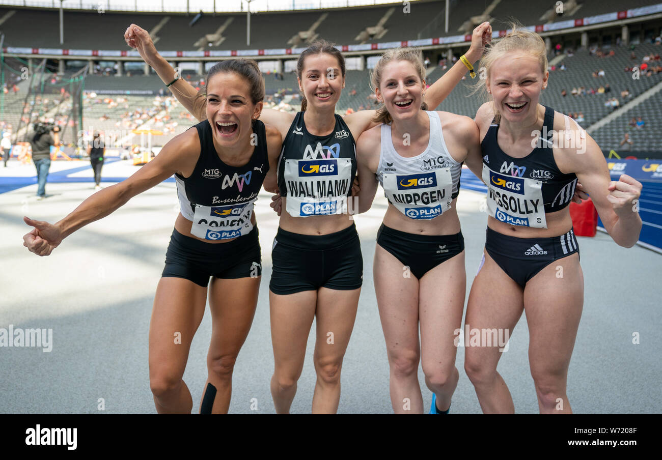 Berlin, Deutschland. 04 Aug, 2019. Leichtathletik: Deutsche Meisterschaft  im Olympiastadion: 4 x 100 m Staffel Frauen. Nadine Gonska (L-R), Katrin  Wallmann, Lisa Nippgen und Jessica-Bianca Wessolly von MTG Mannheim jubeln  als Deutscher