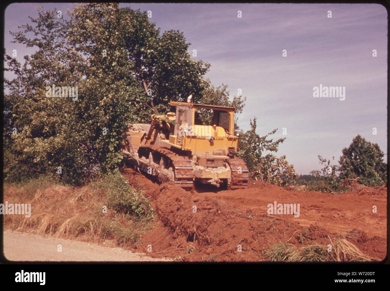 BULLDOZER DURCH DIE KOHLE UNTERNEHMEN KLARE BÄUME BEREIT, DAS LAND FÜR DEN TAGEBAU. ROUTE Nr. 800 in der Nähe von Edgewater PARK OHIO Stockfoto