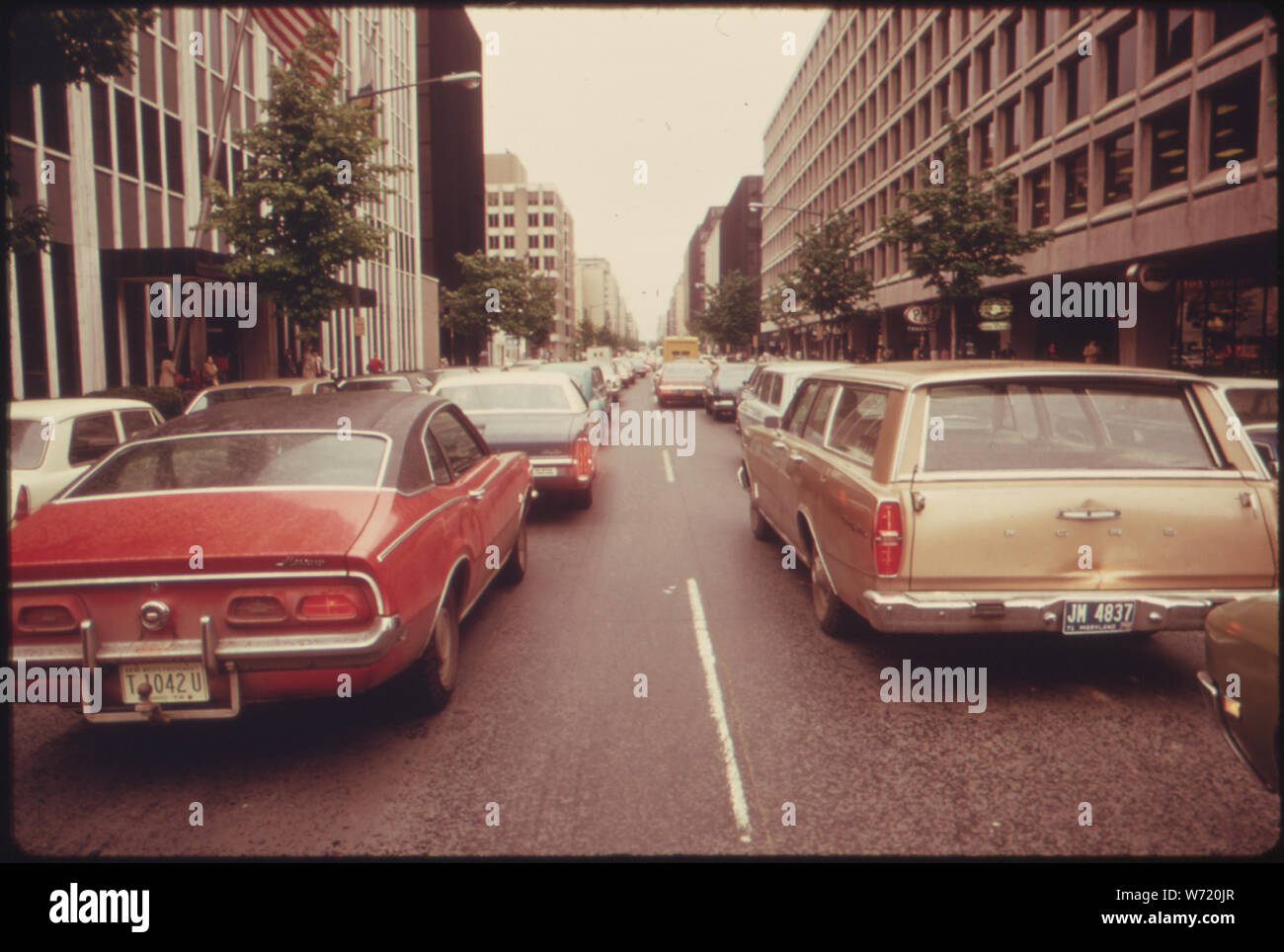 BUS STREIKS IN WASHINGTON, DISTRICT OF COLUMBIA, im Mai 1974, in der 250.000 Menschen, die ZU FINDEN, alternative Methoden der Transport, in der Regel der Automobilindustrie geführt. Monumentale STAUS geführt, wie erwähnt, mit diesen Stoßstange an Stoßstange LINIEN DER AUTOS IM GESCHÄFTSVIERTEL. Viele DER TREIBER parken ihre Autos IM NORMALEN BUSSPUREN, auf Bürgersteigen, in der Nähe von FIREPLUGS UND AUF DEM Rasen. In der Regel hat die Stadt 1.800 Busse auf den Straßen während der Hauptverkehrszeiten am Morgen und am Abend Stockfoto