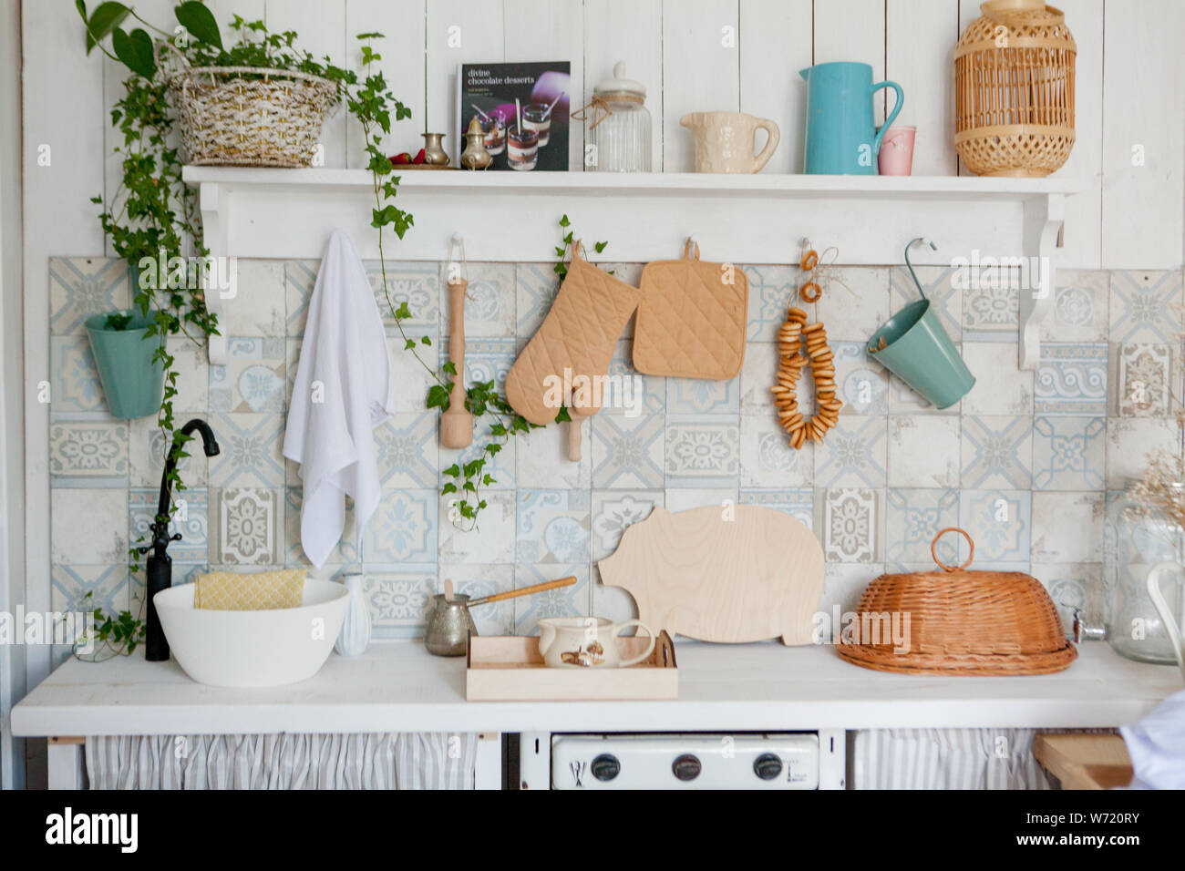 Handtuch für die Küche und Handschuh auf der Arbeit oben in der modernen  Küche, Küche Zubehör hängen in der Regenrinne auf der weißen Wand  Stockfotografie - Alamy