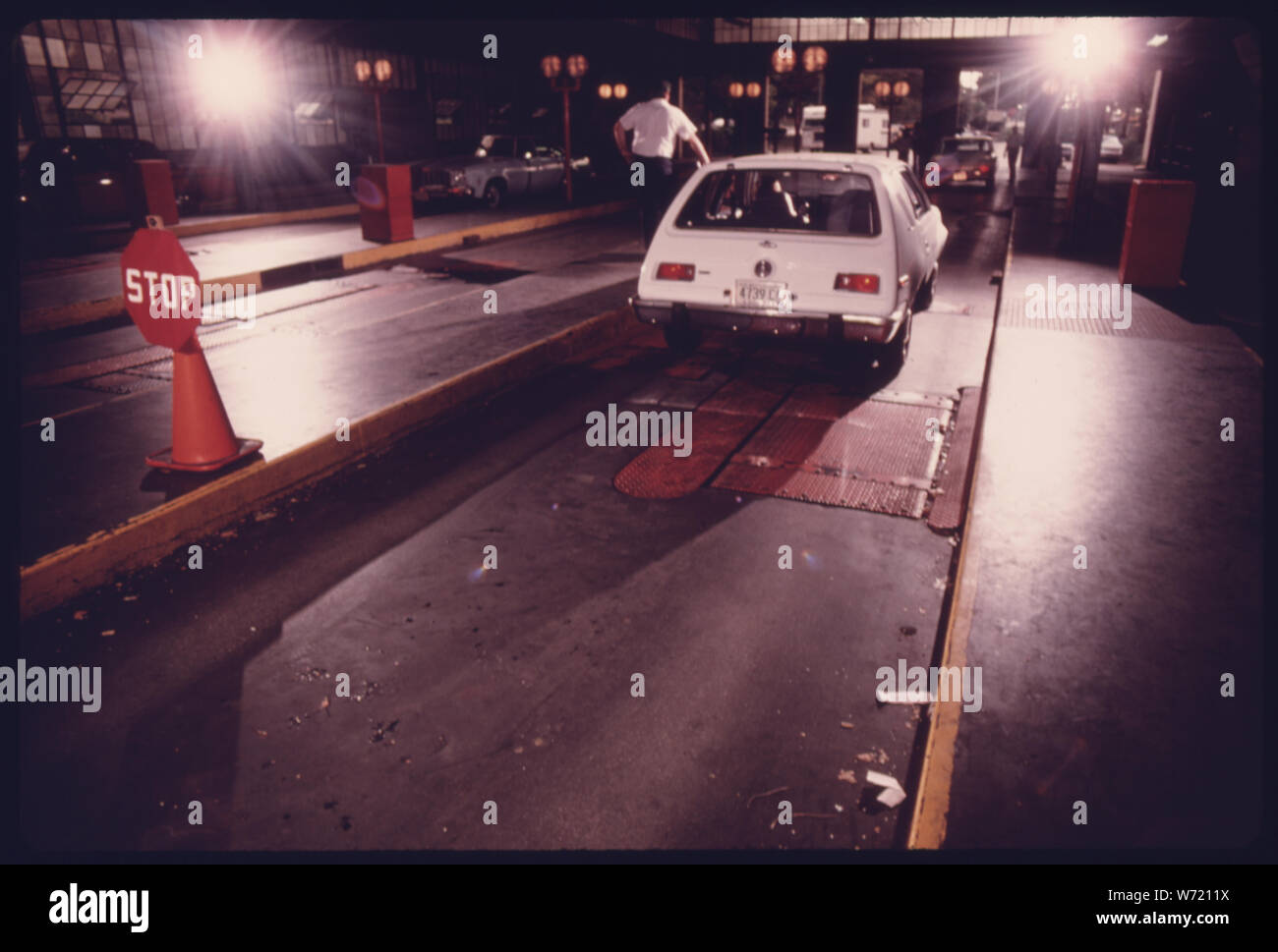 Auto, WURDE GERADE DURCH EINEN AUSPUFF ANALYZER TEST FÜR KOHLENMONOXID- und KOHLENWASSERSTOFFEMISSIONEN WEITERHIN DIE SICHERHEIT LANE IN EINEM AUTO ABGASUNTERSUCHUNG STATION IN DER INNENSTADT VON CINCINNATI, OHIO. Sie erhalten auch eine sicherheitstechnische Überprüfung WURDE FÜR JAHRE. Alle FAHRZEUGE IN DER STADT MUSS DIE SICHERHEIT GETESTET. Die LEICHTE, DOPPELZÜNDUNG BETRIEBENE KRAFTFAHRZEUGE SIND FÜR SICHERE NIVEAUS DES DURCH EMISSIONEN EINE AUSPUFFANLAGE ANALYZER GETESTET Stockfoto