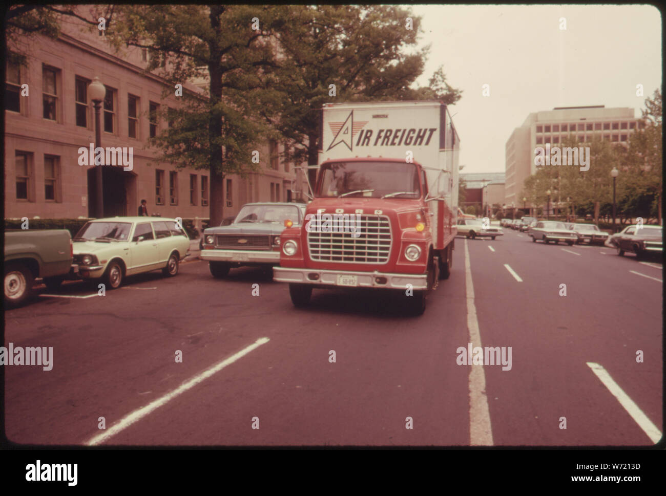 Autos und Lastwagen wurden häufig DREIFACH VOR GEPARKTEN DER US-Innenministerium in Downtown Washington DISTRICT OF COLUMBIA, WÄHREND EIN BUS Streiks im Mai, 1974. Rund 250.000 Menschen, die in der Regel fuhren die Busse WAREN ZU FINDEN, ANDERE METHODEN DER TRANSPORT, in der Regel die Automobilhersteller gezwungen. Polizei wurden GEZWUNGEN, DIE MEHRHEIT DER illegal geparkten Autos zu ignorieren. Die METRO BUS SYSTEM NORMAL hat 1.800 Busse IN BETRIEB WÄHREND DER ZWEI STOSSZEITEN Stockfoto