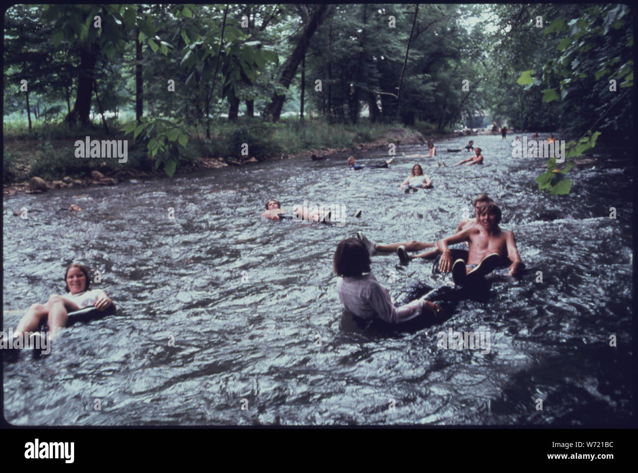 CHATTAHOOCHEE RIVER BEI HELEN ist ein beliebter Ort, um innere Rohr FLOAT AUSFLÜGE. Diese jugendlichen SIND TEIL EINER GRUPPE Ausflüge in die südlichen Bergregionen. Gefördert durch die christlichen Athleten von Cocoa Beach, Florida, umfasst der Ausflug eine zwei Kilometer Rohr Reise, die beginnt an der Brücke über den Fluss an Helen. Der kleine Berg Gemeinschaft zieht andere Touristen, die kommen, um zu sehen, dem Business Viertel, in einem alpinen Thema wurde renoviert Stockfoto