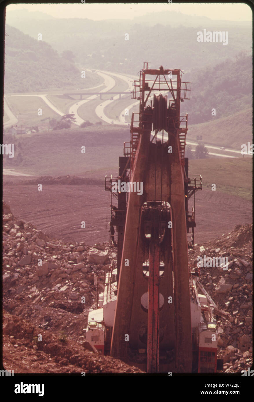 COAL COMPANY BAGGER BEI DER ARBEIT TAGEBAU LAND in der Nähe der Interstate 70 und MORRISTOWN, Ohio Stockfoto