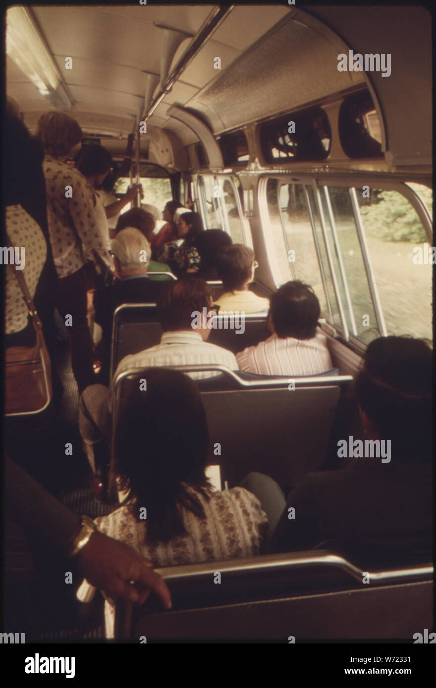 Pendler AN BORD EINES Metropolitan Atlanta Rapid Transit Authority (MARTA) BUS IN Atlanta, Georgia. 1974 WURDE DAS SYSTEM GETRAGEN 73,727,000 Passagiere, eine Steigerung um 27 Prozent gegenüber 1970. Fast 90 PROZENT DER STEIGERUNG KAM AUS DEM BEREICH DER BEVÖLKERUNG, DIE NICHT GERITTEN DER BUS vor. Sie wurden angelockt durch eine Kombination aus einem Fahrpreis von 40 auf 15 Cent senken, neue Busse, neue Routen, Nachtbetrieb, PASSAGIER WARTEHALLEN UND FRINGE PARKEN Stockfoto