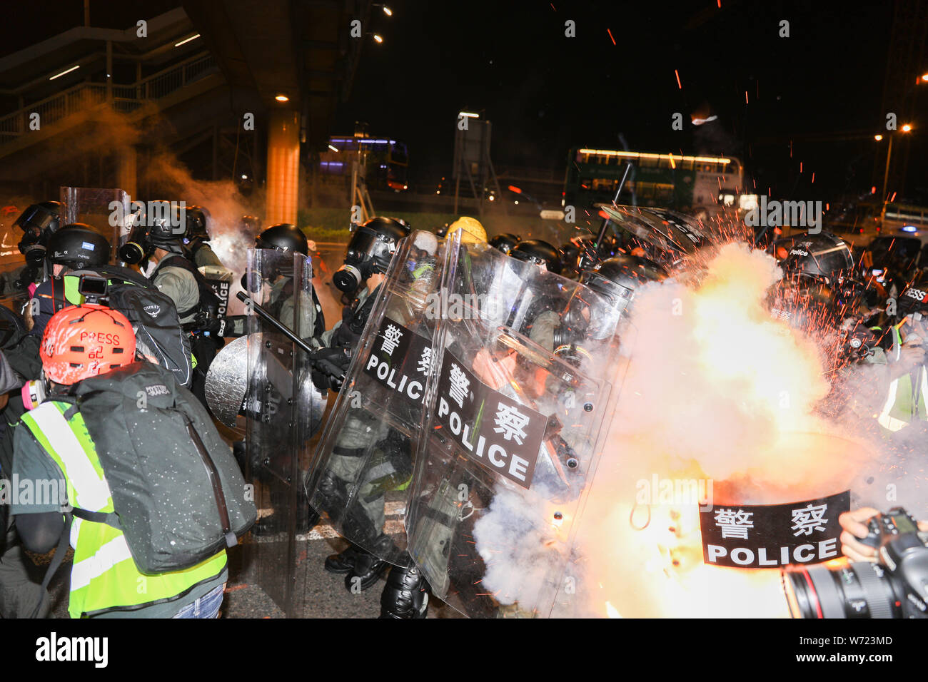 Hongkong, China. 04 Aug, 2019. Die Bereitschaftspolizei zündete ein Gas Granate reißen mit explodierenden innerhalb Ihrer eigenen Linien in Causeway Bay Hong Kong. Quelle: David Coulson/Alamy leben Nachrichten Stockfoto