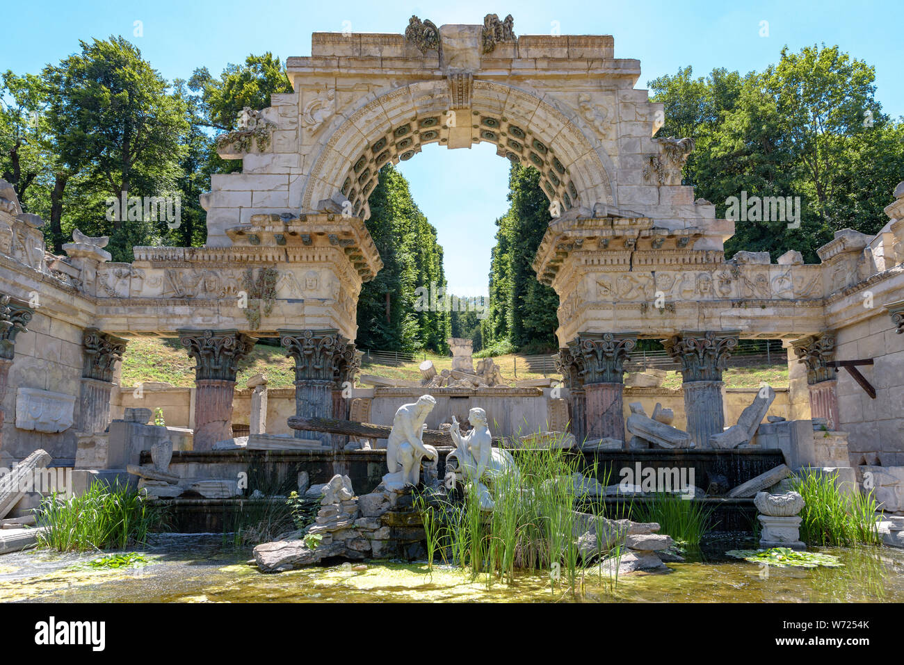 Die römischen Ruinen in Schonnbrunn Gärten an einem sonnigen Sommertag Stockfoto