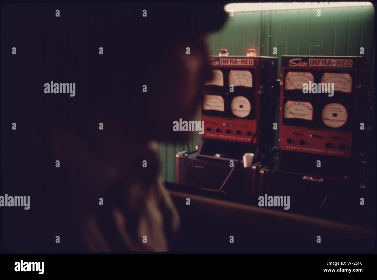 Treiber DIESER 1975 VAN beobachtete, wie SEIN FAHRZEUG DAS KOHLENMONOXID TEIL DER TEST AN EINEM AUTO ABGASUNTERSUCHUNG STATION IN Norwood, Ohio, seit Januar 1975, alle LEICHTE, DOPPELZÜNDUNG ANGETRIEBENE FAHRZEUGE IN ALLEN HAMILTON COUNTY MÜSSEN JÄHRLICH GETESTET WERDEN KONNTE. Wenn KONNTE SEIN FAHRZEUG HATTE AUCH DIE Kohlenwasserstoff-emissionen Test EIN ZWEITES LICHT MÜSSTE AUF DER AUSPUFFLEITUNG ANALYZER GLÜHTE. Der Eigentümer hat 30 TAGE AUF SEIN FAHRZEUG UND REPARIEREN ES ERNEUT GETESTET Stockfoto
