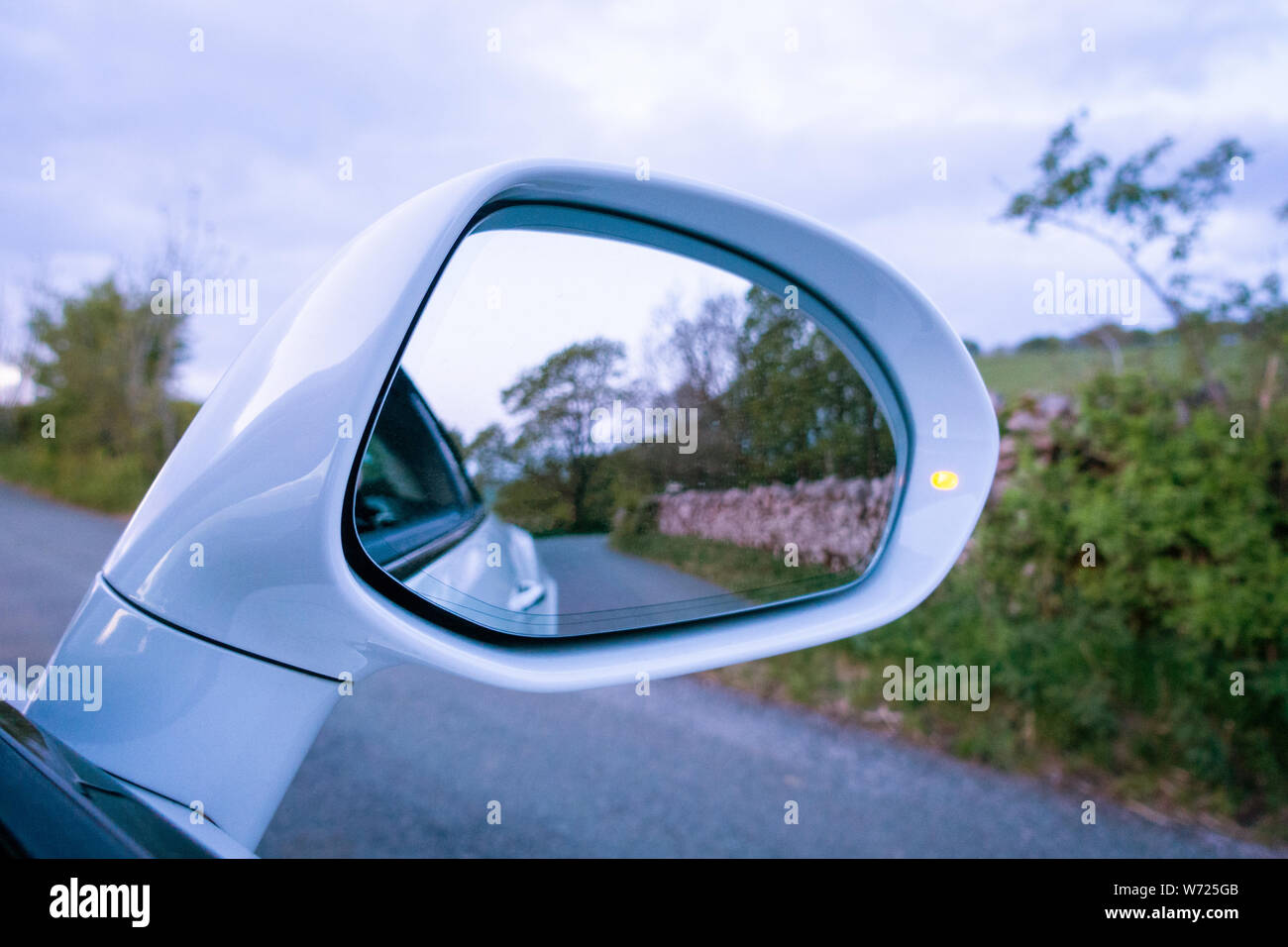 Treiber der Rückspiegel auf einem Bentley Continental GTC Supersport Auto Stockfoto