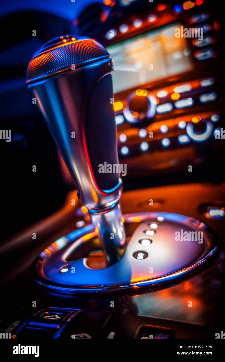 Closeup zu einem Bentley Continental Schaltknauf bei Nacht Stockfoto
