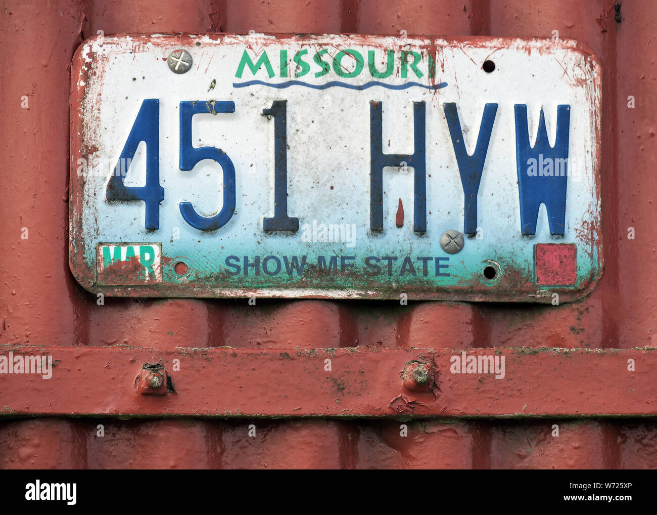 Emaillierte Metall kfz Kennzeichen Staat Missouri USA vergangener Zeiten. Peeling und verrostet Lack vintage Erinnerungsstücke. Stockfoto