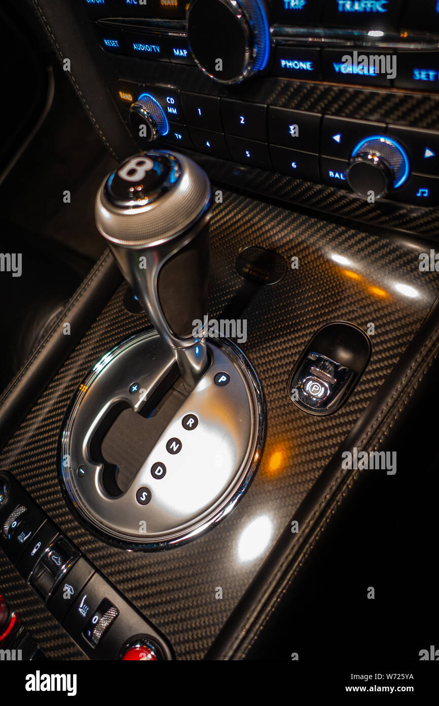 Nahaufnahme auf der Suche an einem Bentley Continental Schaltknauf bei Nacht Stockfoto