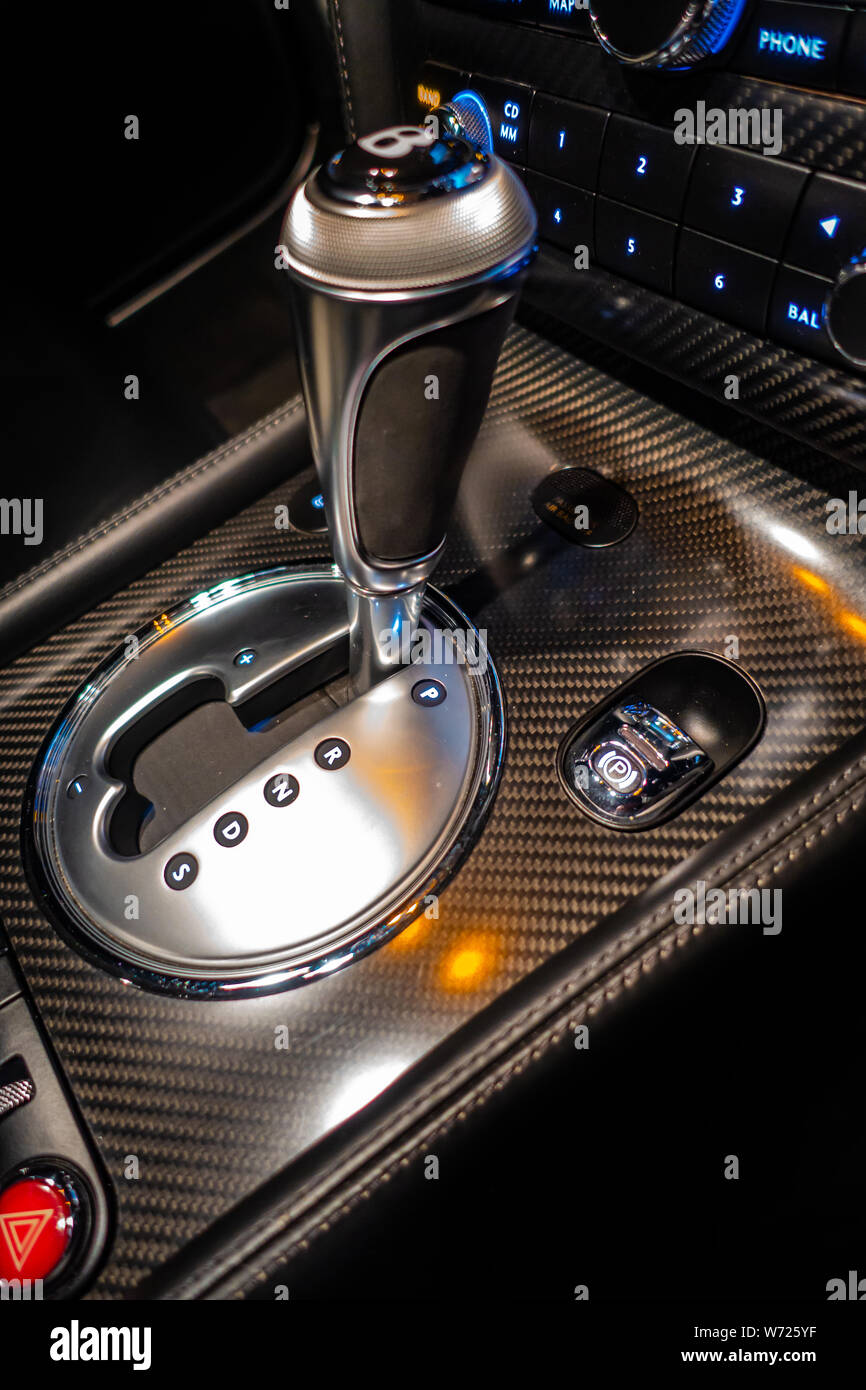 Nahaufnahme auf der Suche an einem Bentley Continental Schaltknauf bei Nacht Stockfoto