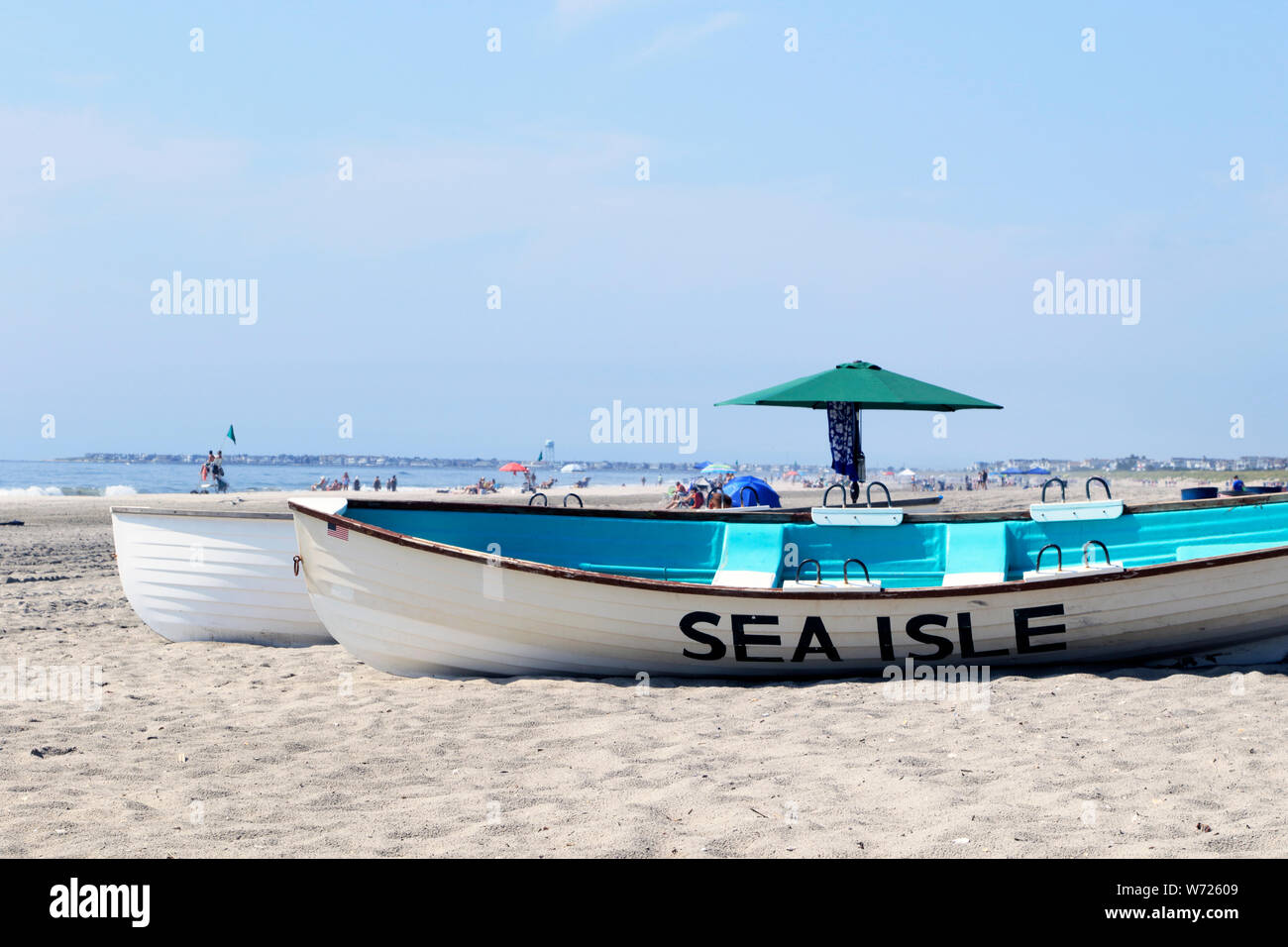 Rettungsboote auf dem Strand in Sea Isle City, New Jersey, USA Stockfoto