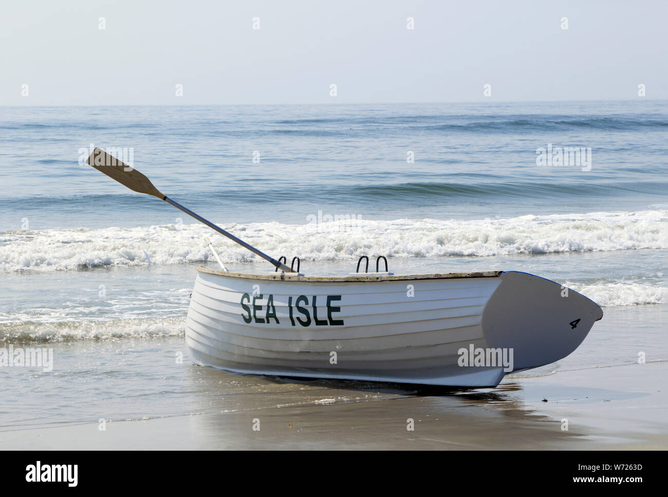 Rettungsboote auf dem Strand in Sea Isle City, New Jersey, USA Stockfoto