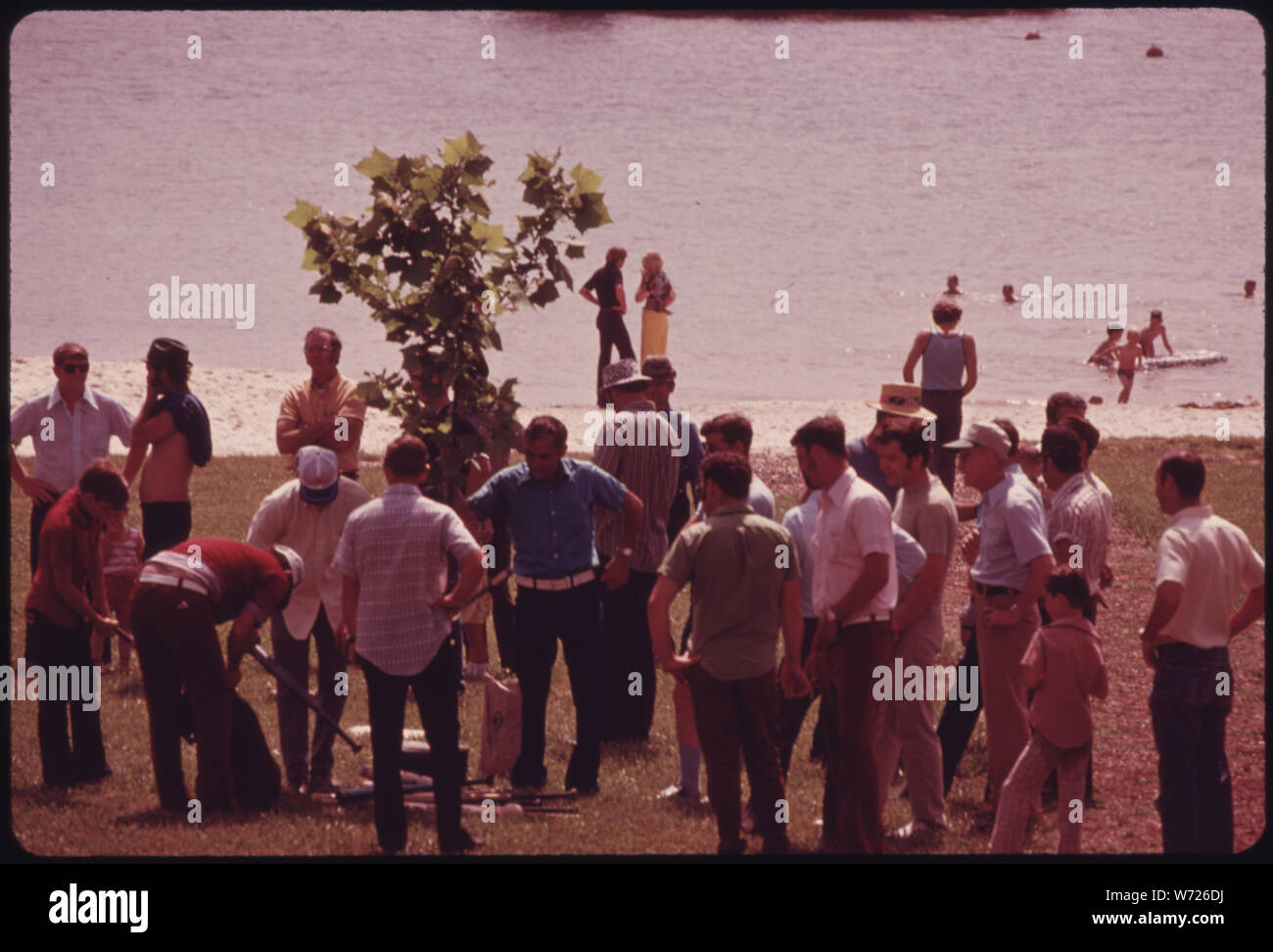 Mitarbeiter DER TENNESSEE CONSOLIDATED COAL COMPANY AN JASPER, in der Nähe von Chattanooga, Tennessee, BEREIT ZU SPIELEN SOFTBALL AN DER ERSTE JÄHRLICHE Picknick. Meine Mitarbeiterinnen und Mitarbeiter und ihre Familien eine Chance hatte zu schwimmen in einem Tennessee Valley Authority SEE, SPIELEN SIE EINE VIELZAHL VON SPORT- UND HÖREN SIE SICH IHR KRANKENHAUS UND PENSIONSZUSAGEN. Die Kinder nahmen an einer fetten SCHWEIN FANG WETTBEWERB. Eine Vielzahl der Preise wurden vergeben an Personen an der Veranstaltung teilnehmen, mit einem Geschirrspüler und einer Schrotflinte Stockfoto