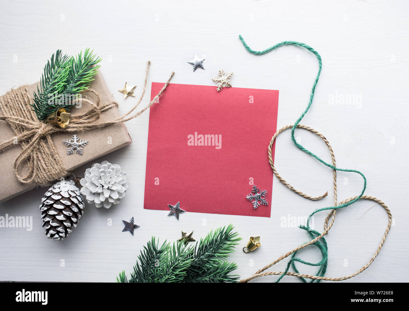 Christmas Ornament mit rote Karte Hintergrund für Weihnachten Konzepte oder neues Jahr, winter Ideen. Flach template Design Stockfoto